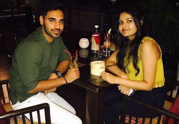 शादी के कार्ड बांटे जा चुके हैं और भुनेश्वर का घर भी पूरी तरह से सज कर तैयार हो गया है. शादी के माहौल में घर के अंदर महिलाएं गीत संगीत का कार्यक्रम कर रही हैं.