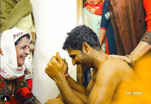 भुवनेशवर की मां इंद्रेश देवी बेटे की शादी को लेकर बेहद खुश हैं और उन्होंने संगीत के कार्यक्रम में डांस भी किया. वहीं भुवनेशवर के पिता किरनपाल सिंह की भी खुशी का ठिकाना नहीं है.