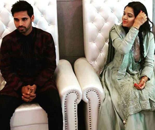 क्या है शादी का कार्यक्रम? अब से चंद मिनट बाद भुवनेश्वर घोड़ी चढेंगे और शहर के ही एक होटल में बारात लेकर पहुंचेंगे जहां पर जयमाला और शादी की बाकी सारी रस्मे की जाएंगी. इसी दिन रात में एक रिसेप्शन भी होगा जिसमें भुवनेश्वर अपनी नई नवेली दुल्हन के साथ मौजूद रहेंगे.