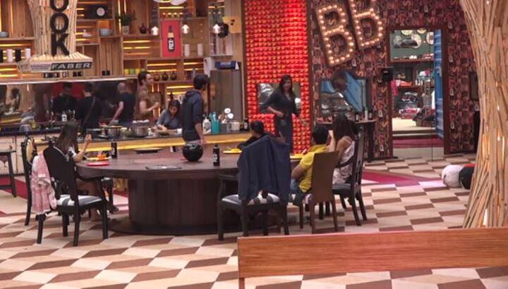 प्रियांक और अर्शी खान में जुबानी जंग उस वक्त तेज हो गई जब अर्शी ने उनकी पोल खोलने की धमकी दी. इसके बाद विकास गुप्ता ने अर्शी खान और प्रियांक के झगड़े को शांत करवाया. 