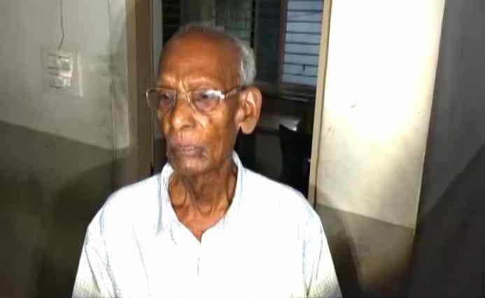सीरियल रेपिस्ट निकला 85 साल का बुजुर्ग, चॉकलेट देकर करता था रेप 85-year-old arrested for raping schoolgirls सीरियल रेपिस्ट निकला 85 साल का बुजुर्ग, चॉकलेट देकर करता था रेप
