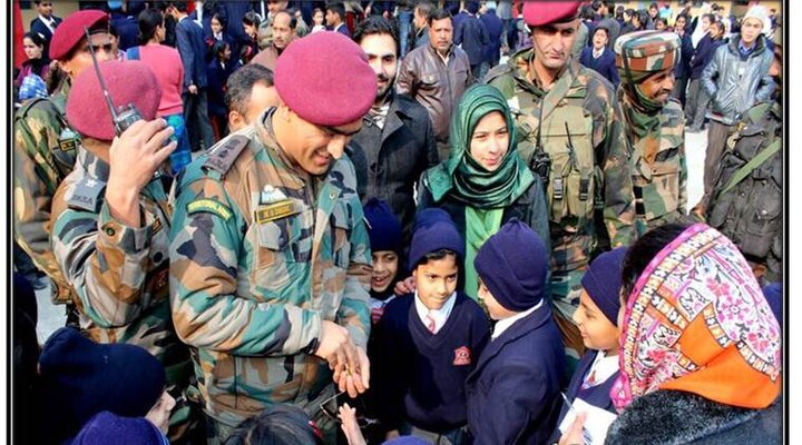 MS Dhoni pays surprise visit to Army Public School Srinagar बिन बताए श्रीनगर आर्मी स्कूल पहुंचे लेफ्टिनेंट धोनी, इस मुद्दे पर की चर्चा