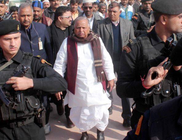 लखनऊ के अंसल गोल्फ़ सिटी में मुलायम सिंह यादव और अखिलेश यादव आस पास ही रहेंगे. एक ही लेन में एक छोर पर अखिलेश तो आख़िरी कोने में मुलायम का घर है. विक्रमादित्य मार्ग पर दोनों पड़ोसी भी थे.