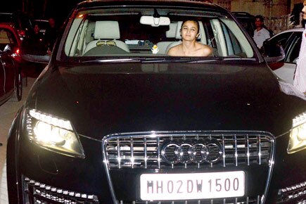 Alia Bhatt bought the luxury Range Rover car आलिया भट्ट ने खरीदी महँगी कार, जानें, एक IAS को इतनी क़ीमती कार का मालिक बनने के लिए  कितने साल का वेतन करना होगा खर्च?