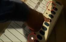 EVM पर फिर उठा सवाल, चुनाव आयोग ने कहा- गड़बड़ी थी लेकिन बीजेपी को नहीं गया वोट