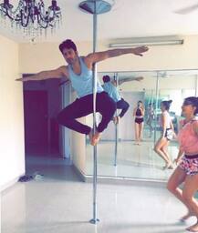 फैन संग सरेआम ऐसी हरकत करने वाले वरुण धवन ने मुंबई पुलिस से मांगी माफी