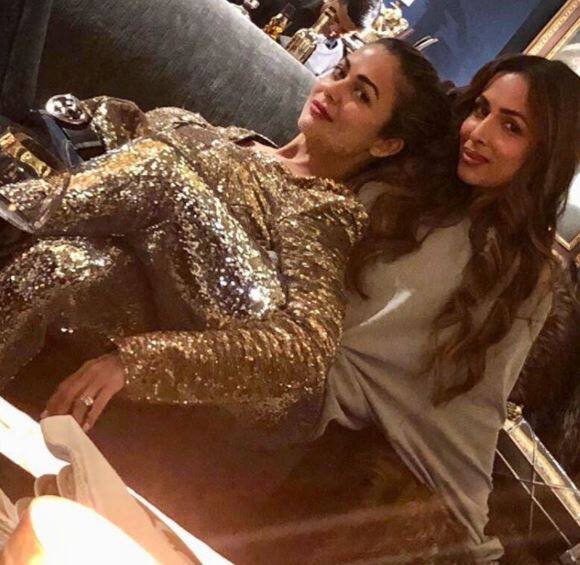 इस तस्वीर में मलाइका अरोड़ा और उनकी बहन अमृता अरोड़ा नजर आ रही हैं. दोनों ने गोल्डन और सिल्वर रंग की चमकीली ड्रेस पहनी हुई थी. (तस्वीर: INSTAGRAM)