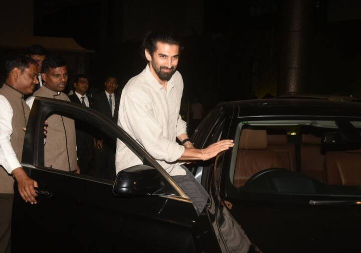 डिनर पार्टी में अभिनेता आदित्य रॉय कपूर भी नजर आए.