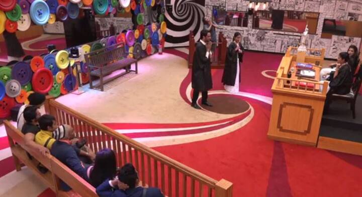 लग्जरी बजट टास्क के दौरान बिग बॉस के घर को 'बीबी अदालत' में बदल दिया गया था. इस टास्क के लिए सपना चौधरी और बंदगी कालरा को जज बनाया गया था, जबकि बाकी सदस्यों को टीम हितेन और टीम अर्शी में बांट दिया गया था.