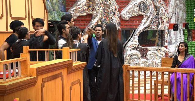 टास्क के दौरान जब विकास गुप्ता अर्शी की पैरवी कर रहे थे उस समय सपना चौधरी पुनीश और बंदगी के मामले पर बोलने लगी. इस दौरान पुनीश और सपना चौधरी में जबरदस्त झगड़ा भी हो गया था.