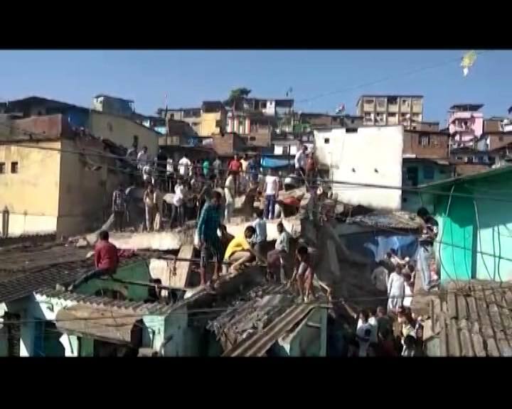 Residential building collapses in Bhiwandi, one dead 5 people rescued मुंबई: भिवंडी में चार मंजिला रिहायशी बिल्डिंग गिरी, एक लड़की की मौत