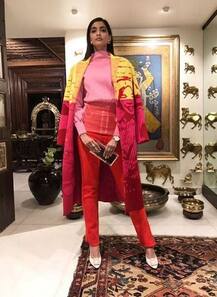 एयरपोर्ट पर इस बार कैजुअल लुक के बजाय पैंट पर साड़ी पहनें नज़र आईं सोनम 