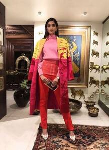 एयरपोर्ट पर इस बार कैजुअल लुक के बजाय पैंट पर साड़ी पहनें नज़र आईं सोनम 