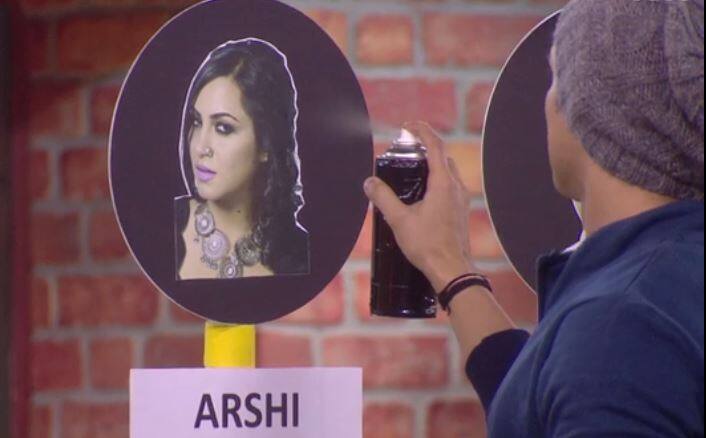 कैप्टेनसी टास्क से इन दोनों के नाम हटने के बाद घर में जबरदस्त ड्रामा देखने को मिला. आकाश ददलानी ने शिल्पा और पुनीश से कहा कि वह कैप्टन बनना चाहता है, इसलिए पुनीश को उसका साथ देते हुए हितेन की दावेदारी खत्म कर देनी चाहिए.