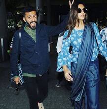 एयरपोर्ट पर इस बार कैजुअल लुक के बजाय पैंट पर साड़ी पहनें नज़र आईं सोनम 