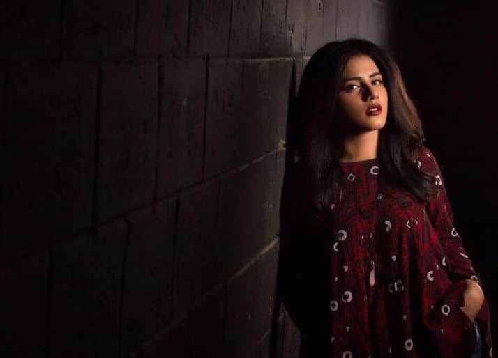 इमरान खान और आएशा गुलाली की इस सियासी जंग में पाकिस्तानी सिंगर-एक्टर ने ट्विटर पर अपनी बात रखते हुए इमरान खान को अपशब्द कहती नजर आईं थीं.