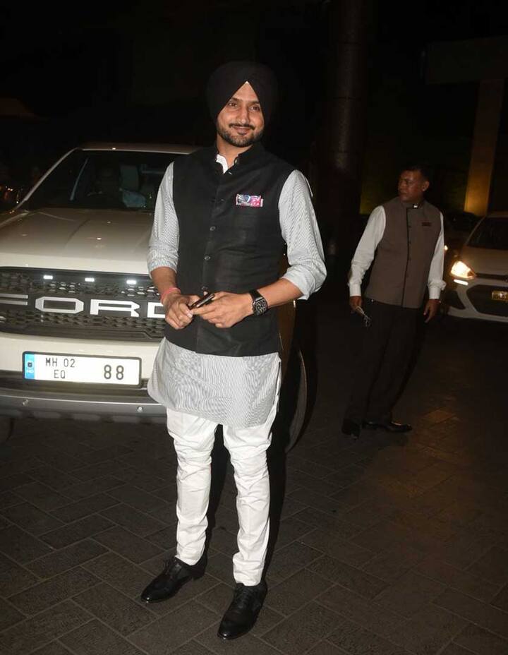 हरभजन सिंह भी यहां अकेले पहुंचे. वैसे अक्सर ही किसी समारोह में हरभजन पत्नी गीता बसरा के साथ नज़र आते हैं.