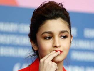 किले में मिली लाश का 'पद्मावती' कनेक्शन जान आलिया भट्ट हो गई 'शॉक्ड', कर दिया ये ट्वीट padmavati row alia bhatt tweeted about dead body found in nahargarh fort किले में मिली लाश का 'पद्मावती' कनेक्शन जान आलिया भट्ट हो गई 'शॉक्ड', कर दिया ये ट्वीट