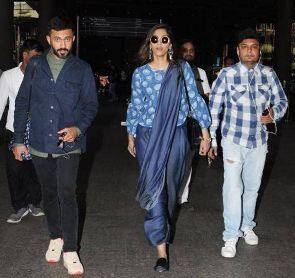  आप भी इन तस्वीरों में आनंद को शरारत भरे अंदाज़ में सोनम के साथ मुंबई हवाई अड्डे पर मस्ती करते देख सकते हैं. आगे देखें चंद और तस्वीरें