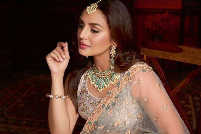 बॉलीवुड एक्ट्रेस हुमा कुरैशी न सिर्फ एक बेहतरीन अदाकारा हैं बल्कि बेहद खूबसूरत भी हैं. कई हिट फिल्में दे चुकीं हुमा कुरैशी की तस्वीरें इन दिनों इंस्टाग्राम पर आकर्षण का केन्द्र बनी हुई हैं. (फोटो: इंस्टाग्राम)