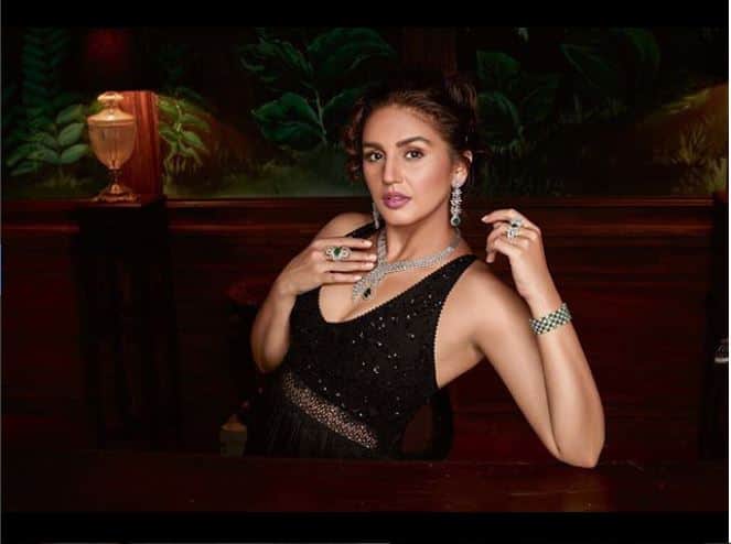 दिल्ली की रहने वाली हुमा कुछ शॉर्ट फिल्में करने के बाद अनुराग कश्यप की फिल्म 'गैंग्स ऑफ वासेपुर-पार्ट 2' से चर्चा में आई थीं. हुमा ने 'एक थी डायन', 'लव शव ते चिकन खुराना', 'बदलापुर' और 'जॉली एलएलबी 2' जैसी कई हिट फिल्में दी हैं, लेकिन उनकी फिल्मों 'डेढ़ इश्किया' और 'डी-डे' को सफलता नहीं मिली. (फोटो: इंस्टाग्राम)