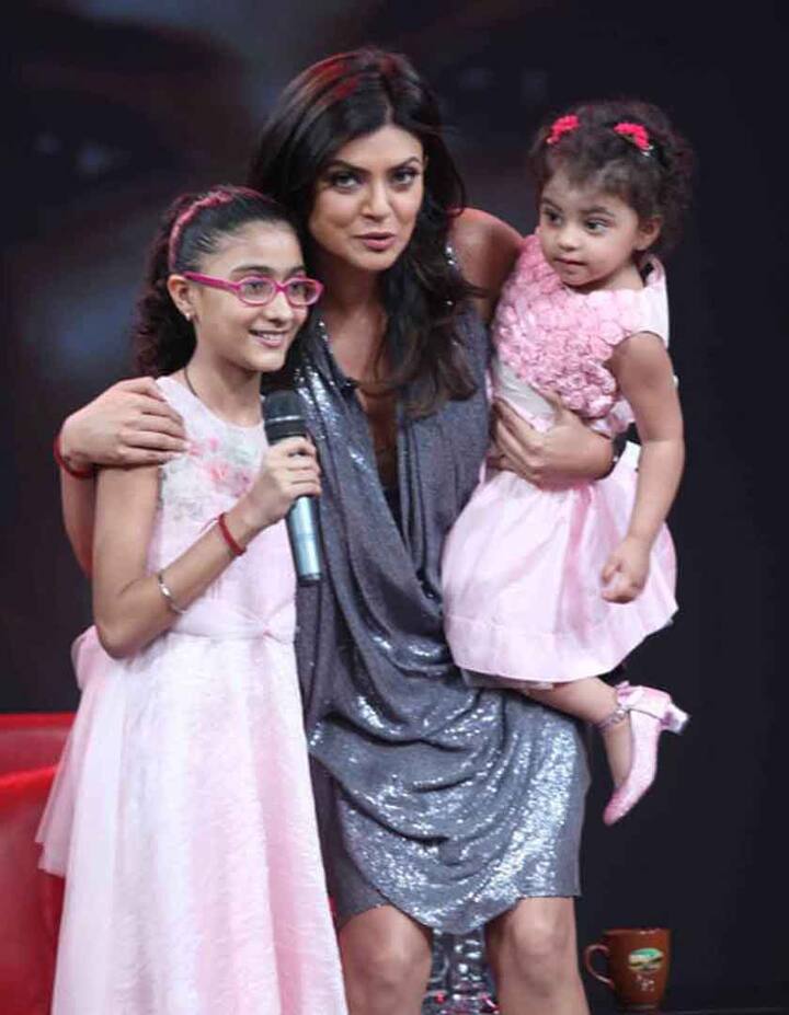 फिलहाल सुष्मिता अपनी दोनों बेटियों को वक्त दे रही हैं. बता दें सुष्मिता ने अपनी इन दोनों बेटियों को गोद लिया है. 
