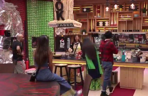 बता दें कि सपना चौधरी डांसिग सेंसेशन के नाम से मशहूर हैं और बिग बॉस के घर में भी अपने डांस के चलते उन्हें काफी सराहा गया है. हालांकि, काम नहीं करने के चलते और ज्यादा सोने की वजह से सपना चौधरी घरवालों के निशाने पर भी रही हैं. 