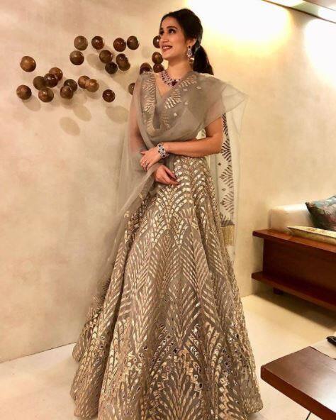 इस दौरान सागरिका सिल्वर रंग के लहंगे में बेहद खूबसूरत नजर आ रही थीं. (तस्वीर: sagarikaghatge)