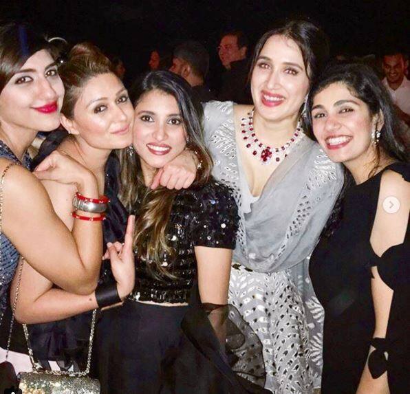 जहीर और सागरिका की शादी यूं तो 23 नवंबर को हो चुकी हैं जिसके बाद इन्होंने गुरुवार को कोर्ट मैरिज की और उसी रात दोस्तों और करीबियों के साथ पार्टी एन्जॉय की. (तस्वीर: amritakak)