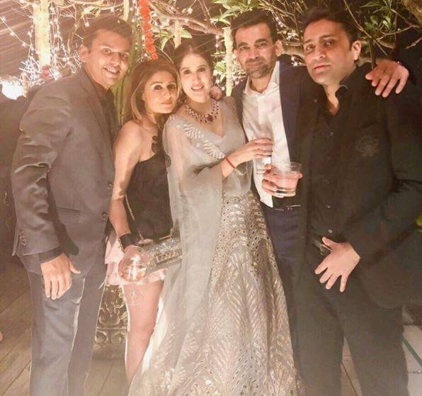 वहीं बात करें जहीर खान की तो वो सफेद रंग की शर्ट और नीले रंग के फॉर्मल कोट पैंट में काफी हैंसडम लग रहे थे. (तस्वीर: rij79)