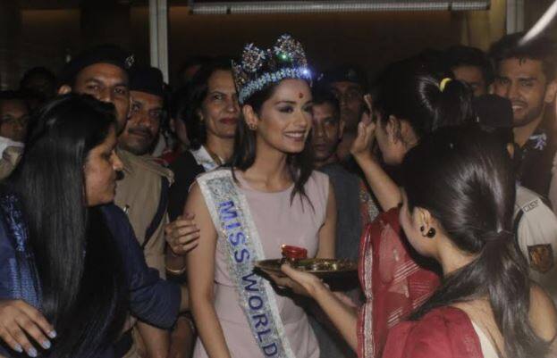 मानुषी के पहुंचे से कई घंटो पहले ही उनके फैंस एयरपोर्ट पर पोस्टर बैनर के साथ उनके वेलकम के लिए खड़े थे.