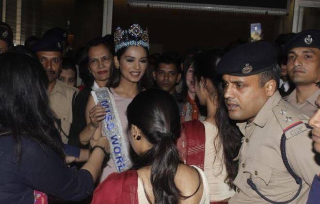 मिस वर्ल्ड 2017 का खिताब जीतने के बाद मानुषी छिल्लर सुबह करीब 1 बजे चीन से भारत लौटीं. ऐसे में उनका स्वागत करने के लिए रात में ही फैंस एयरपोर्ट पर उनका इंतजार कर रहे थे. 