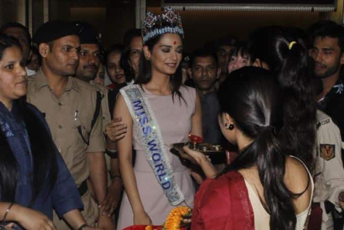 एयरपोर्ट से बाहर निकलते ही मानुषी का टीका लगाकर और माला पहनाकर स्वागत किया गया. 