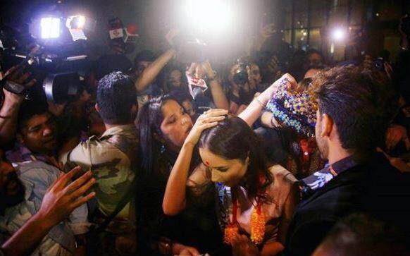 आपको बता दें कि अमेरिका के राष्ट्रपति डोनाल्ड ट्रंप की बेटी इवांका ट्रंप और भारत के प्रधानमंत्री नरेंद्र मोदी जीईएस के उद्घाटन में भाग लेंगे. भीड़ इतनी बेहिसाब थी कि मानुषी को अपना क्राउन भी उतारना पड़ा.