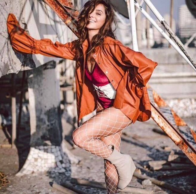  शिबानी अपने फैंस में काफी लोक प्रिय हैं और आए दिन अपनी हॉट तस्वीरों से अपने फैंस का दिल जीत लेती हैं.