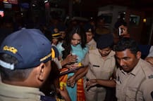 फैमिली के साथ सिद्धिविनायक मंदिर पहुंची मिस वर्ल्ड, उनकी एक झलक पाने के लिए जुटी भारी भीड़