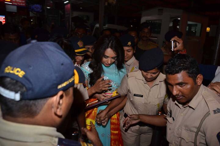 भीड़ से बचाते हुए मानुषी को पुलिस कुछ इस तरह मंदिर तक ले गई. (Photo: Manav Mangalani)