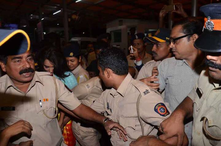 इससे पहले जब मानुषी भारत पहुंची तो एयरपोर्ट पर भी उन्हें देखने के लिए हजारो भीड़ जुट गई. वहां से पुलिस ने बहुत ही मुश्किल से मानुषी को गाड़ी तक पहुंचाया. (Photo: Manav Mangalani)