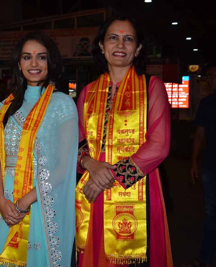 इस दौरान उनके परिवार ने मानुषी के साथ मुस्कुराते हुए पोज भी दिया. (Photo: Manav Mangalani)