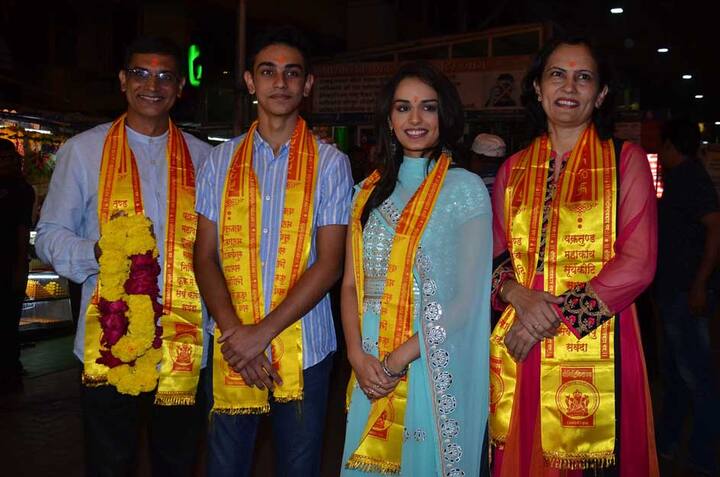मानुषी अपने माता पिता और भाई के साथ सिद्धिविनायक मंदिर पहुचीं थीं और भगवान का आशीर्वाद लिया. (Photo: Manav Mangalani)