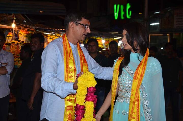 पूरे परिवार ने साथ मिलकर सोमवार सुबह बप्पा की पहली आरती की और तहे दिल से मानुषी की इस सफलता के लिए बप्पा को शुक्रिया कहा. (Photo: Manav Mangalani)