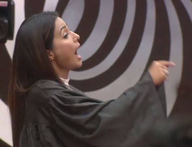 कुछ देर बाद सलमान खान ने ब्रेक पर जाने का फैसला किया. इसी दौरान हिना ने सपना चौधरी से कहा, ''सलमान खान और बिग बॉस हमेशा शिल्पा शिंदे और उनकी टीम की साइड लेते हैं, निशाने पर मुझे और मेरी टीम को ही लिया जाता है. यह बहुत गलत है.''