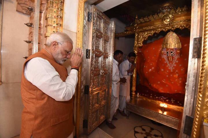 प्रधानमंत्री नरेंद्र मोदी गुजरात चुनाव का बिगुल फूंकने के लिए गुजरात पहुंच गए हैं. प्रधानमंत्री कच्छ के आशापूरा मंदिर में दर्शन किए.