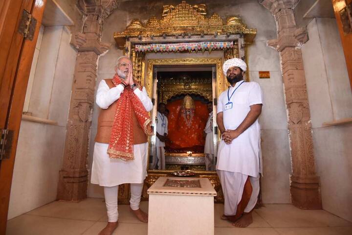 यहां से प्रधानमंत्री भुज के आर आर लालन कॉलेज के लिए रवाना होंगे जहां उन्हें रैली को संबोधित करना है.