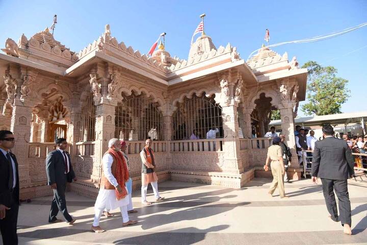 गुजरात में आज प्रधानमंत्री के मेगा शो की तैयारी की गई है. प्रधानमंत्री आज चार रैलियों को संबोधित करेंगे.