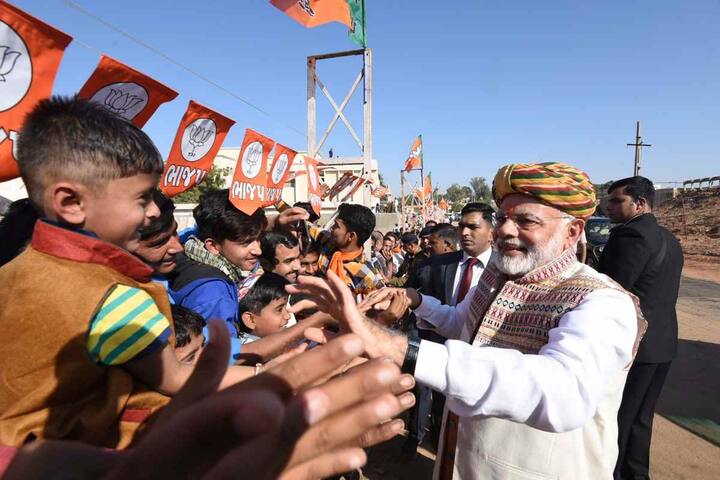 बताते चलें कि 15 अगस्त 2013 को स्वतंत्रता दिवस के मौके पर गुजरात के तत्कालीन मुख्यमंत्री नरेंद्र मोदी ने भुज के लालन कॉलेज में तिरंगा फहराया था.