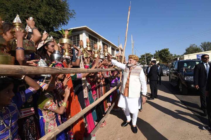 उस दौरान मंच लाल किले की शक्ल में बनाया गया था. इस मंच से मोदी तत्कालीन मनमोहन सरकार पर जमकर बरसे थे.