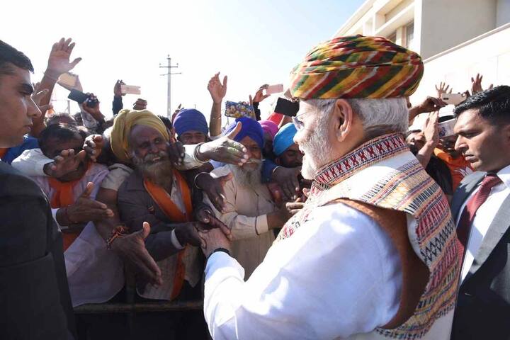 प्रधानमंत्री मोदी ने वहा मौजूद लोगों का अभिवादन स्वीकार किया. वहां मौजूद लोगों से उन्होंने हाथ भी मिलाया.
