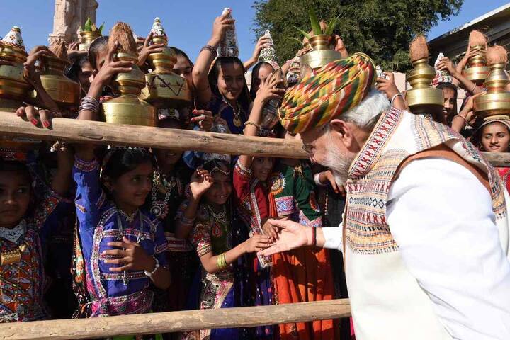   इसलिए बीजेपी एक बार फिर से मोदी मैजिक के भरोसे गुजरात की चुनावी बैतरनी पार करना चाहती है.