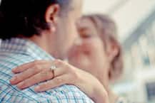 युवा महिलाओं को नहीं बल्कि ऐसी महिलाओं को अधिक पसंद करते हैं पुरुष